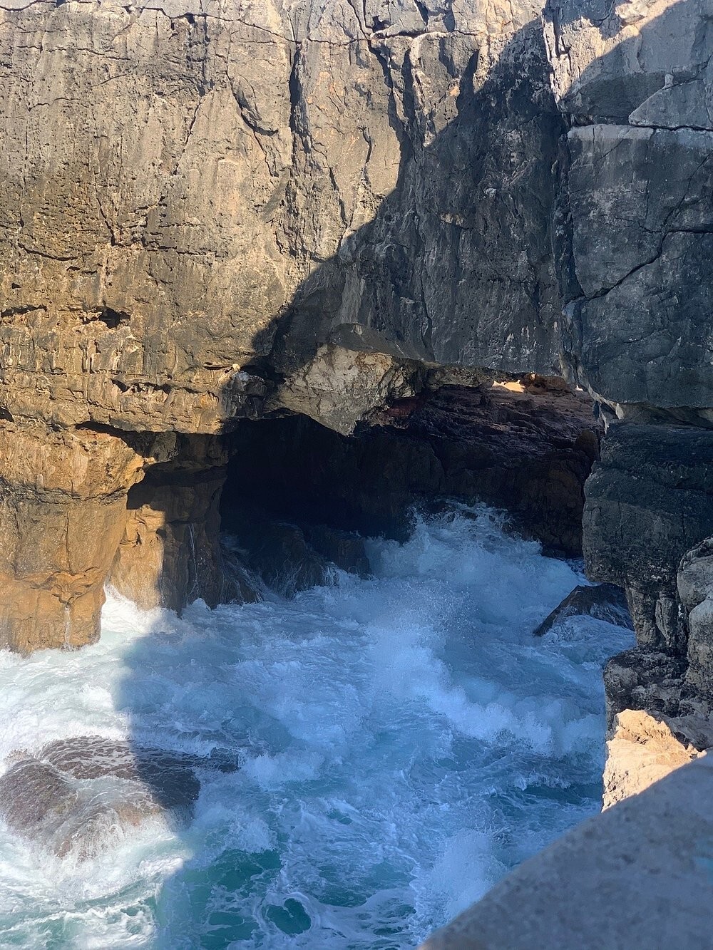 Пасть Дьявола: завораживающий грот в Португалии, где хитрый оккультист талантливо инсценировал свою гибель