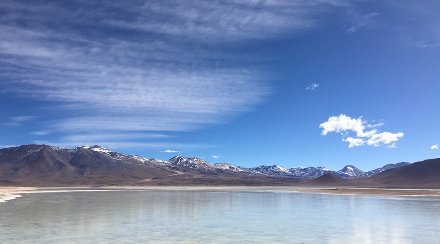 1. Лагуна Бланка в Боливии имеет ярко-белый цвет, что создаёт поразительный контраст с красноватыми горами