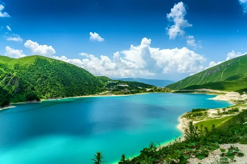 14. Кезеной-Ам - озеро на границе Веденского района Чеченской Республики и Ботлихского района Дагестана, гидрологический памятник природы регионального значения