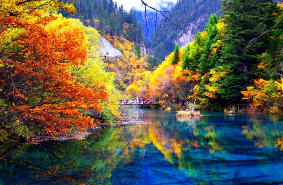 6. Пятицветное озеро (Озеро Пяти Цветков), цвет которого периодически меняется от алмазно-синего до жёлтого, тёмно-зелёного и насыщенного синего, расположено на территории национального парка Цзючжайгоу (Китай)