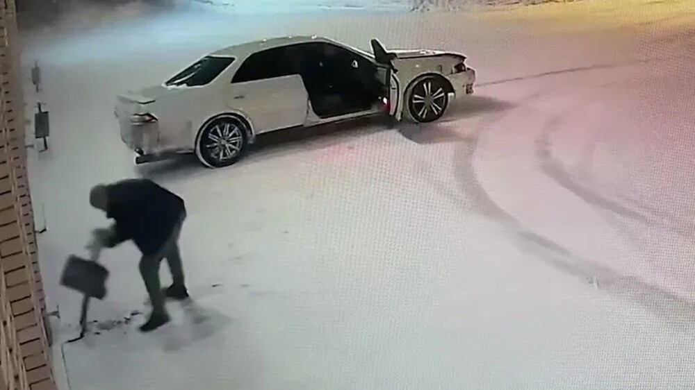 В Тынде мужчина напал на урну возле городской администрации