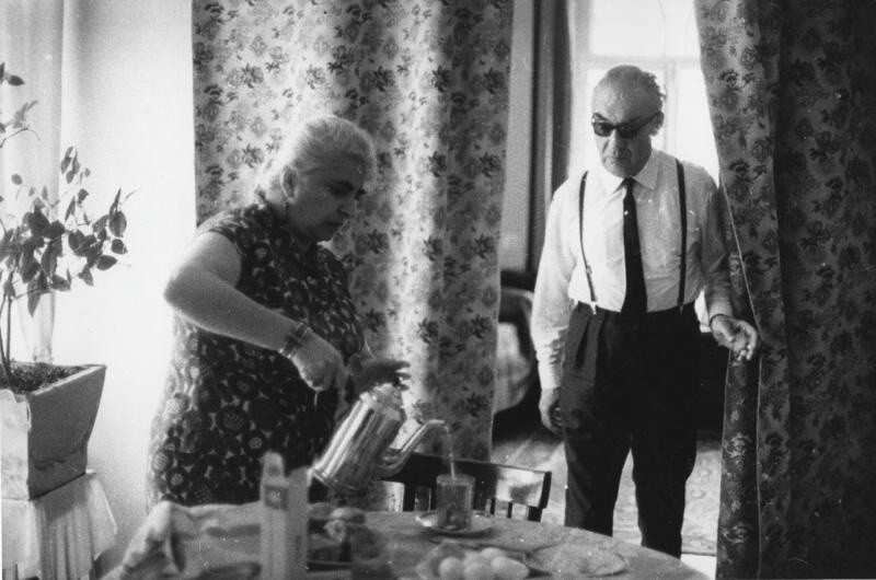 «Не следует приходить к человеку во время завтрака, обеда или ужина. Если вы все же пришли, не заговаривайте о деле пока хозяева не выйдут из-за стола». 