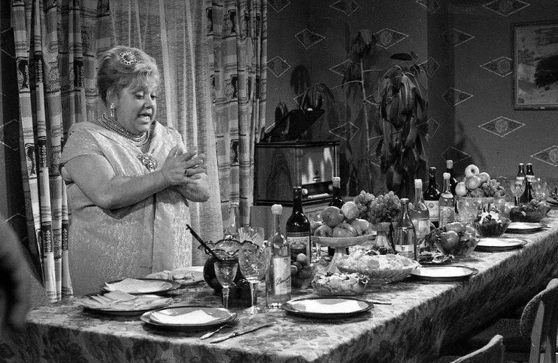 «Водку, коньяк и другие крепкие напитки женщинам пить не следует». Фото: На съемках фильма «Необыкновенный город». 1962 г. Автор: С. Мишин-Моргенштерн.