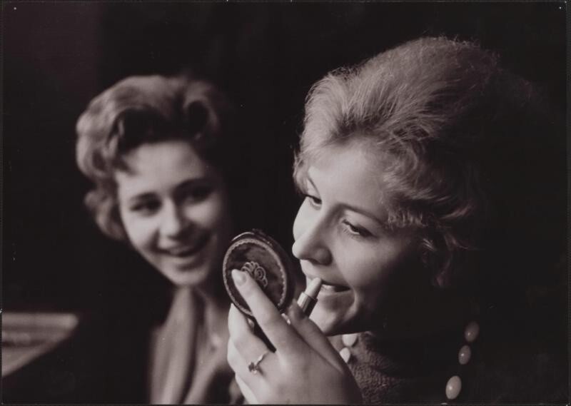 «Пудриться и мазать губы за столом в гостях нельзя (в ресторане можно)».