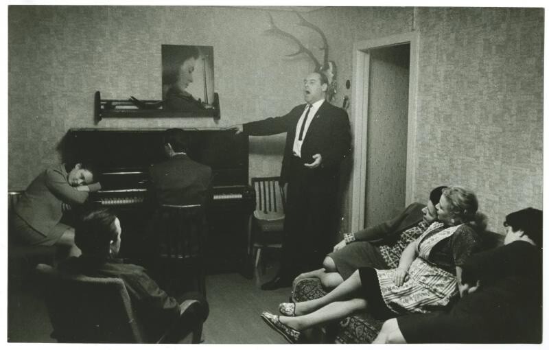 «Не отказывайтесь, если вас просят и вы умеете спеть или сыграть». 1980-е. Автор: Игорь Стомахин.