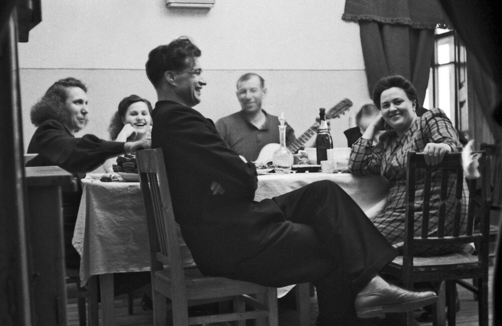 «Не разваливайтесь на стуле, не забрасывайте нога за ногу, не сидите на краешке стула в позе бедного родственника».