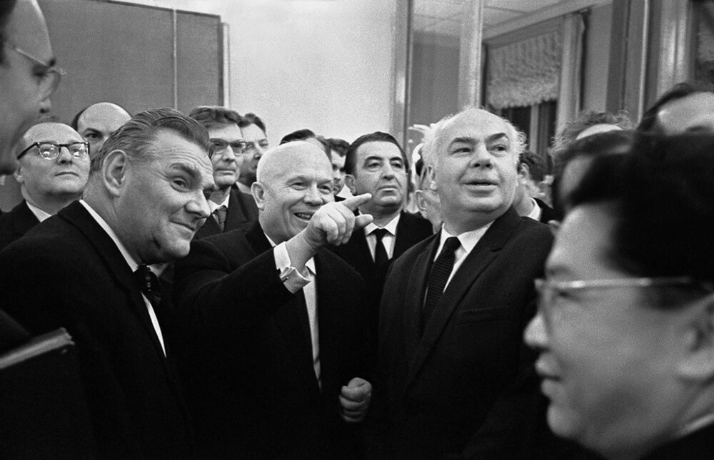 «Не следует указывать пальцем на кого-нибудь или что-нибудь. В крайнем случае – укажите глазами, а еще лучше – скажите словами».