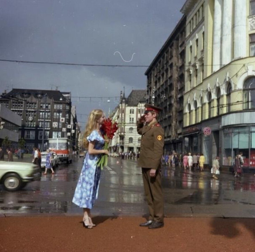 «Женщине всегда (на прогулке, в театре, в кино) предлагается правая рука (кроме тех случаев, когда мужчина военный)».