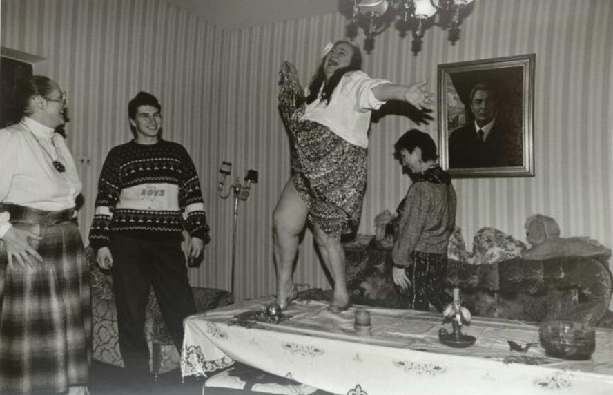 «Танцевать следует красиво, в соответствии с рисунком танца, не размахивать свободной левой рукой, не кривляться – это говорит о дурном вкусе».