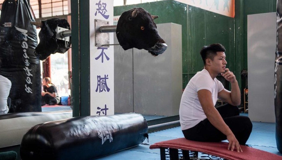 Китайская борьба с быком голыми руками