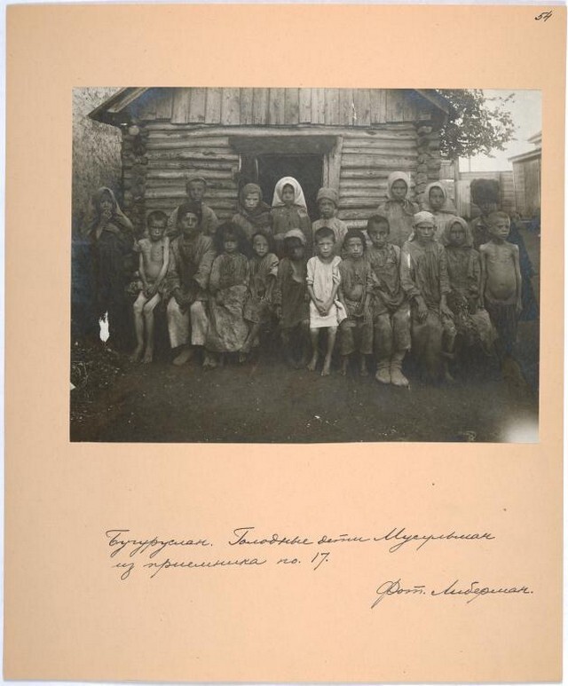 Бугуруслан. Истощённые от голода дети из приемника. Фотограф Либерман, 1917-1918.