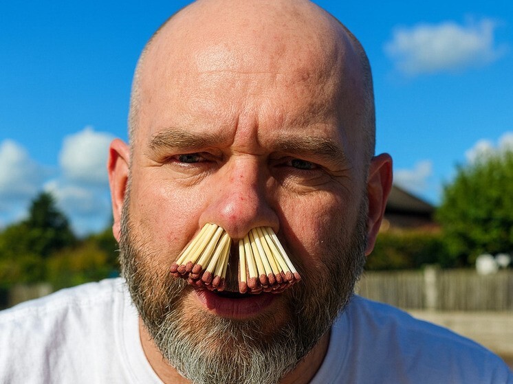 Житель Швеции установил рекорд с 81 спичкой в носу ради восхищения детей