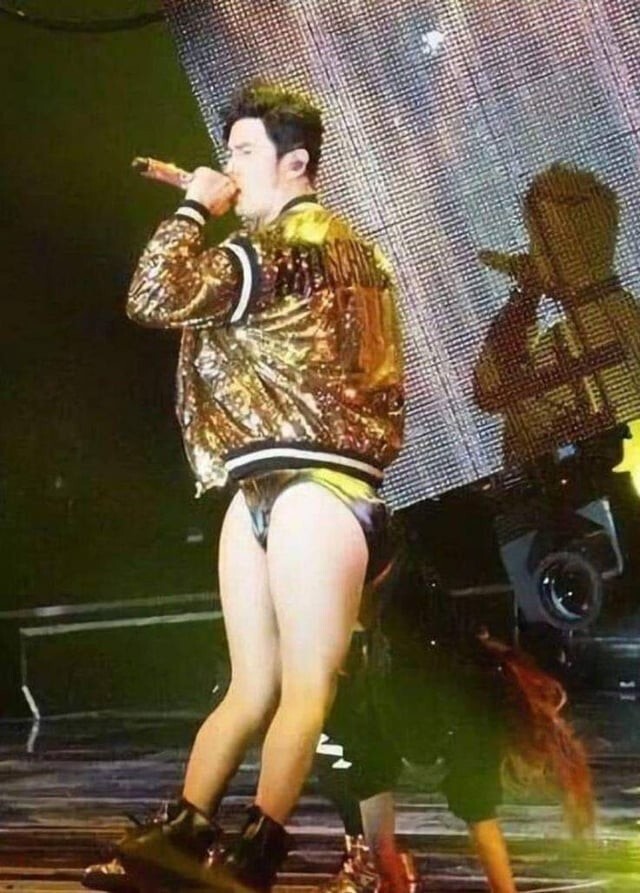 5. На первый взгляд у вокалиста что-то не то с ногами, а на второй становятся видны прелести девушки на подтанцовке