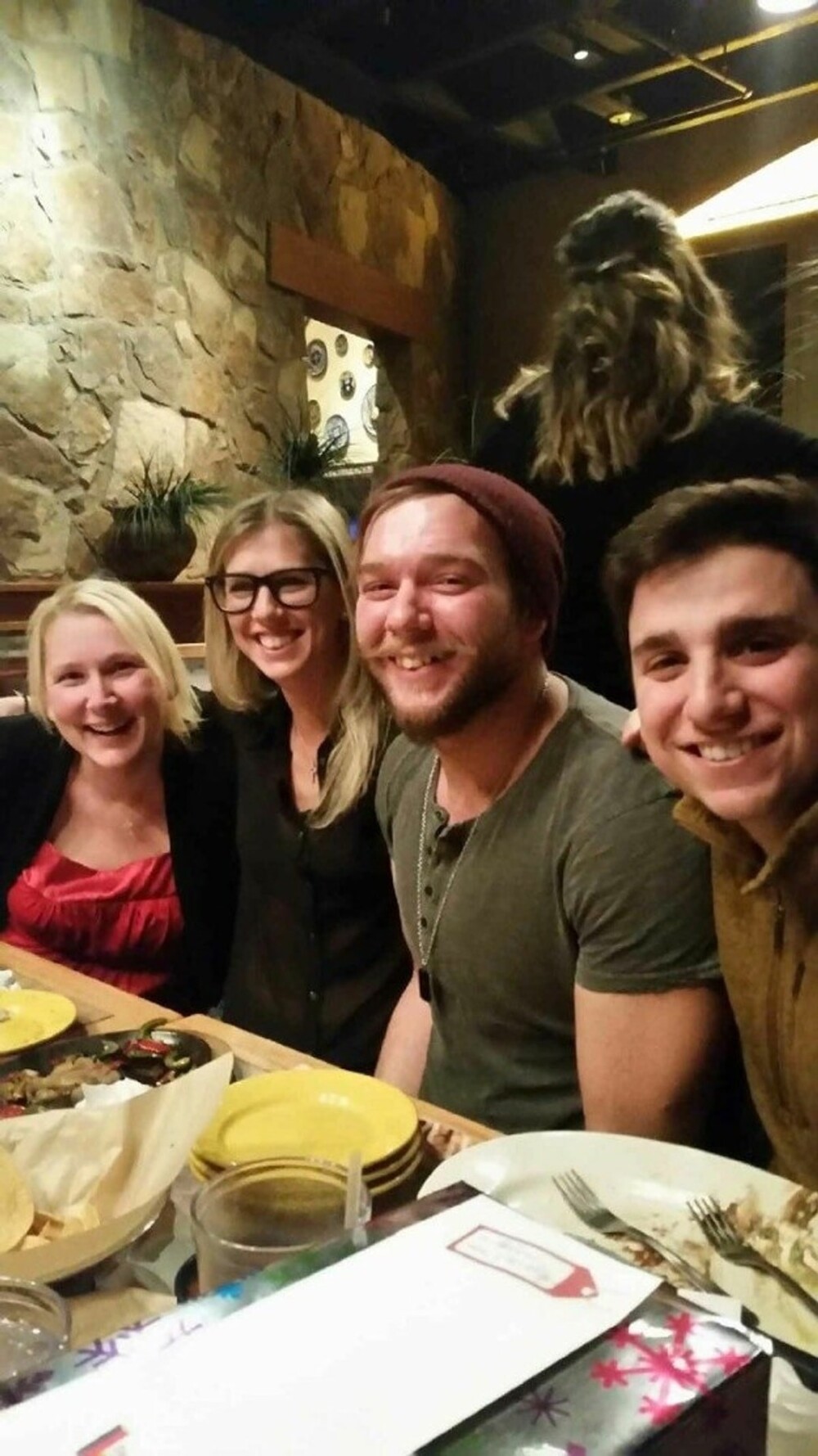 1. Причёска  девушки на заднем плане очень напоминает Чубакку