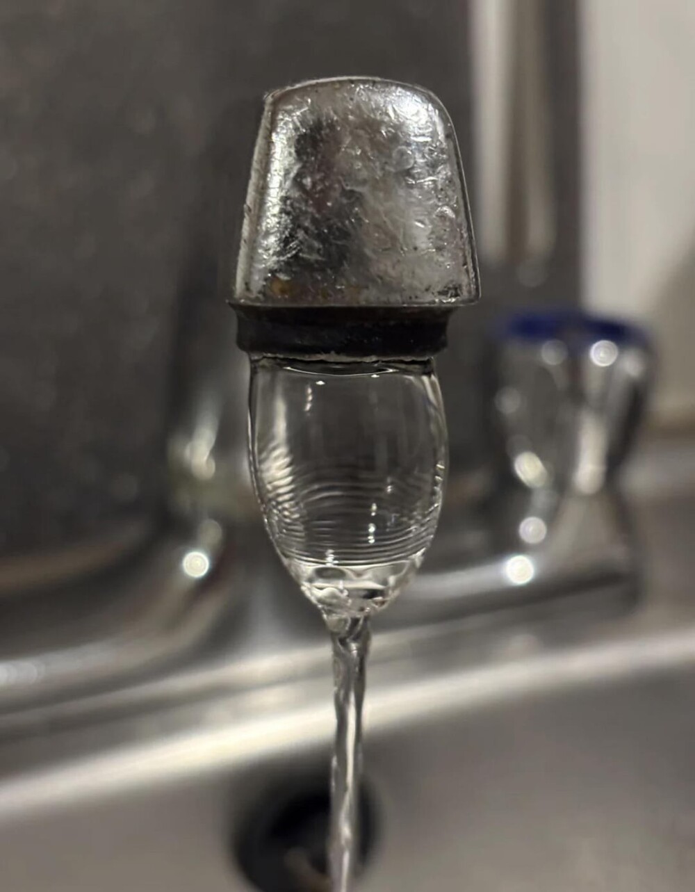 8. Бокал или струя из крана, что видите вы?