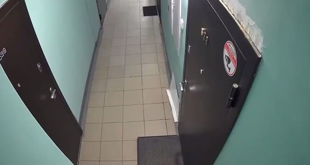 Взрывная волна выбила дверь в новосибирской квартире