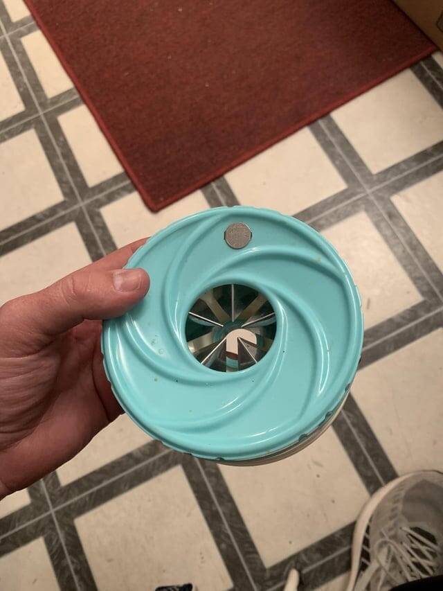 Специальное приспособление, позволяющее вырезать цветы из яиц