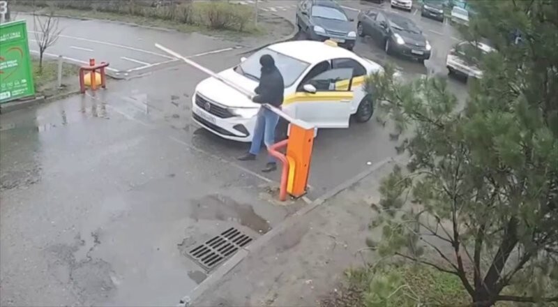 ‍️В Красногорске таксист-мигрант сломал шлагбаум, который мешал ему забрать клиента