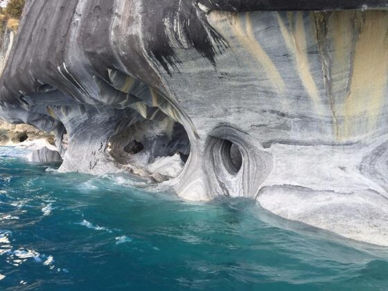 Мраморные соборы Чили, вырезанные озером в патагонских скалах