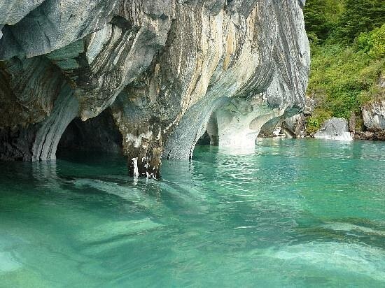 Мраморные соборы Чили, вырезанные озером в патагонских скалах