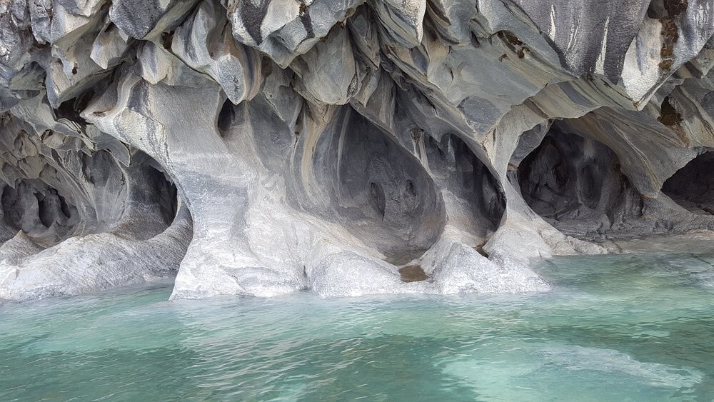 Мраморные соборы Чили, вырезанные озером в патагонских скалах