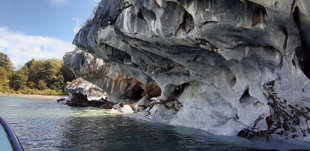 Мраморные соборы Чили, вырезанные озером в патагонских скалах