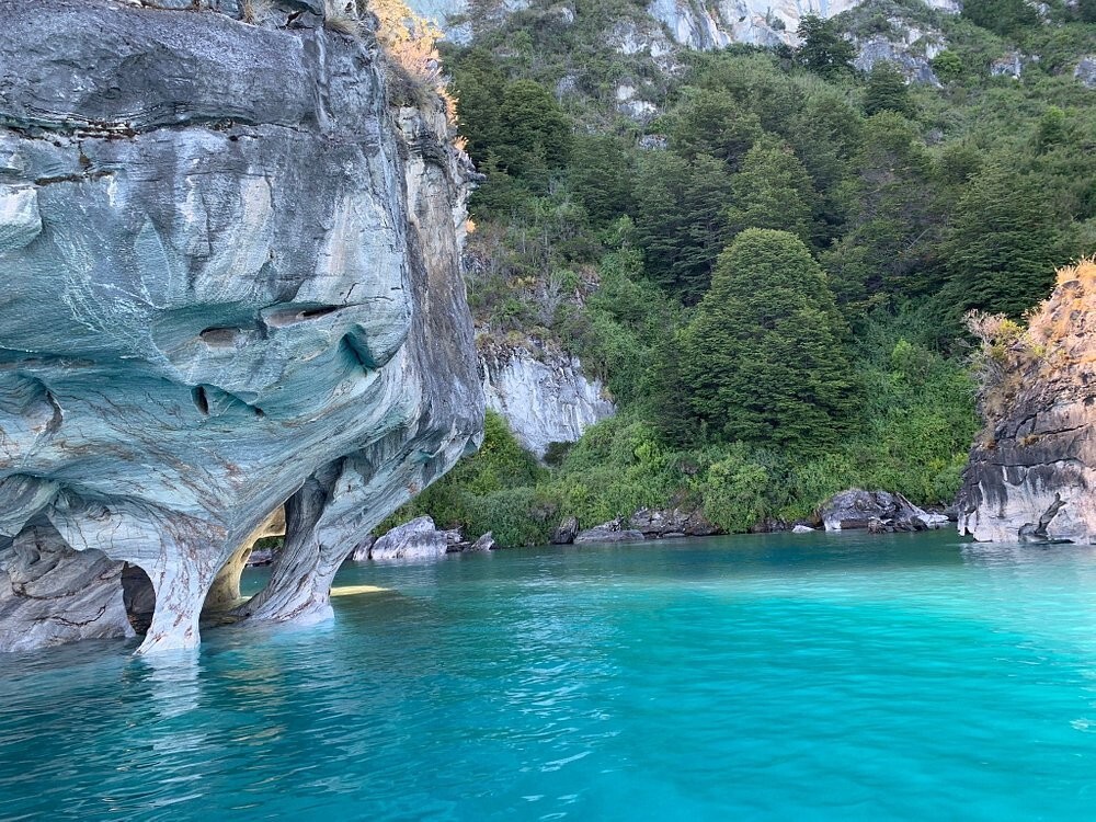 Мраморные соборы Чили, вырезанные озером в патагонских скалах