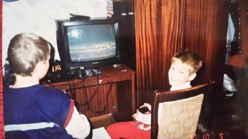 Парни играют в Mortal Kombat 