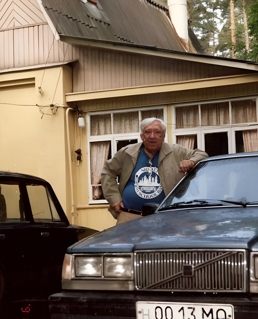 Юрий Никулин у своей дачи, 1991 год.