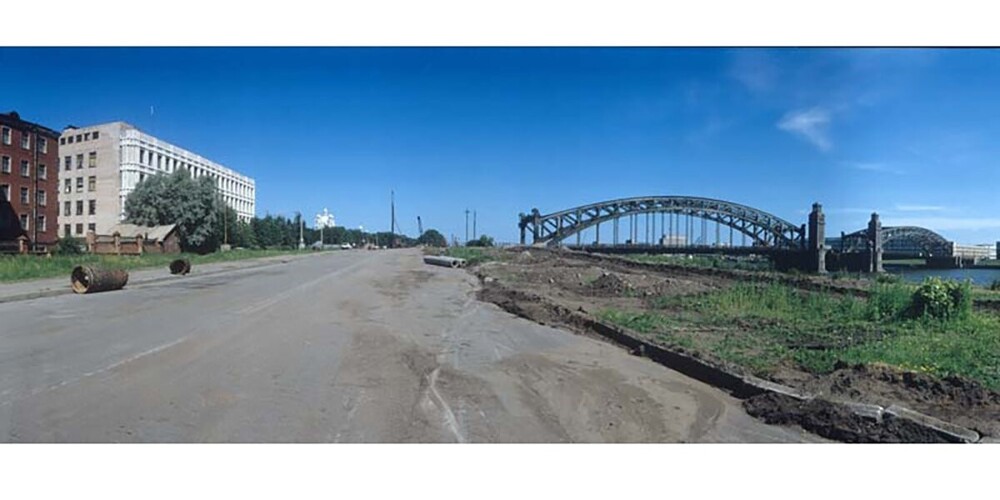 Синопская набережная около Большеохтинского моста до реконструкции. Сквозного проезда по набережной тогда ещё не существовало.