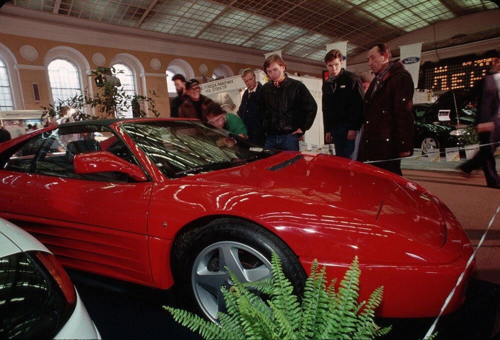 Автосалон внутри Зимнего стадиона рядом с Манежной площадью.