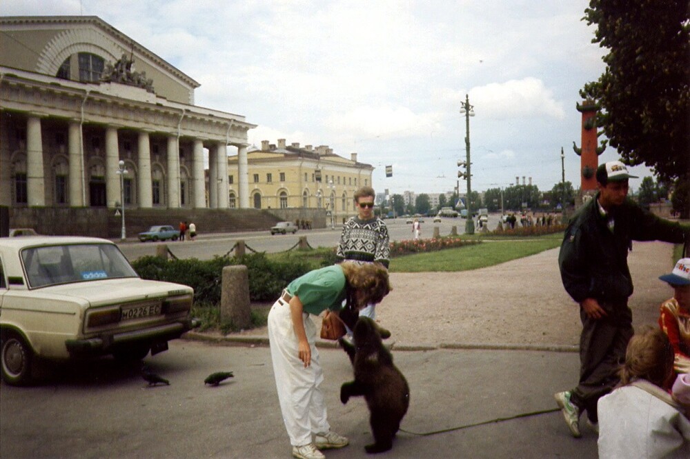 Ручной медвежонок около стрелки Васильевского острова.