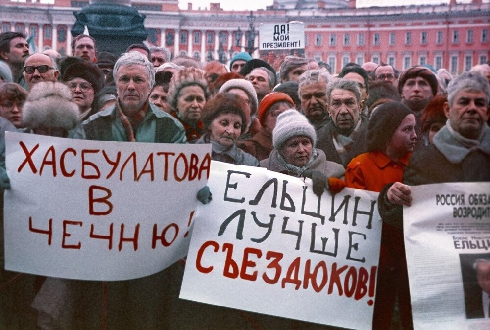 Митинг в поддержку  Ельцина на Дворцовой площади.