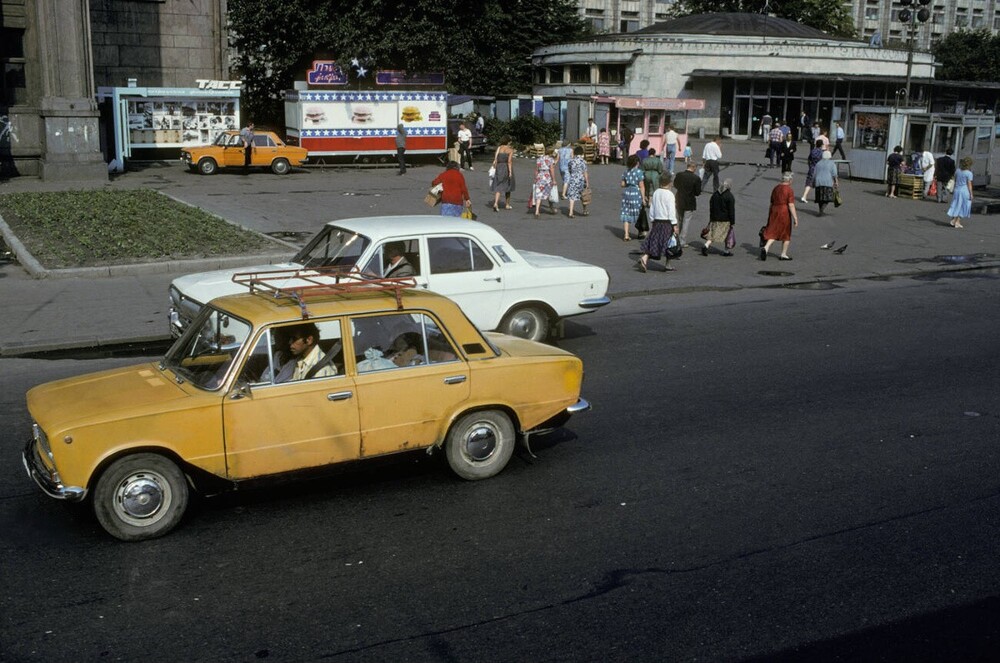 Московский проспект у станции метро "Электросила". Вдали виден ларёк финского фастфуда "Polar".