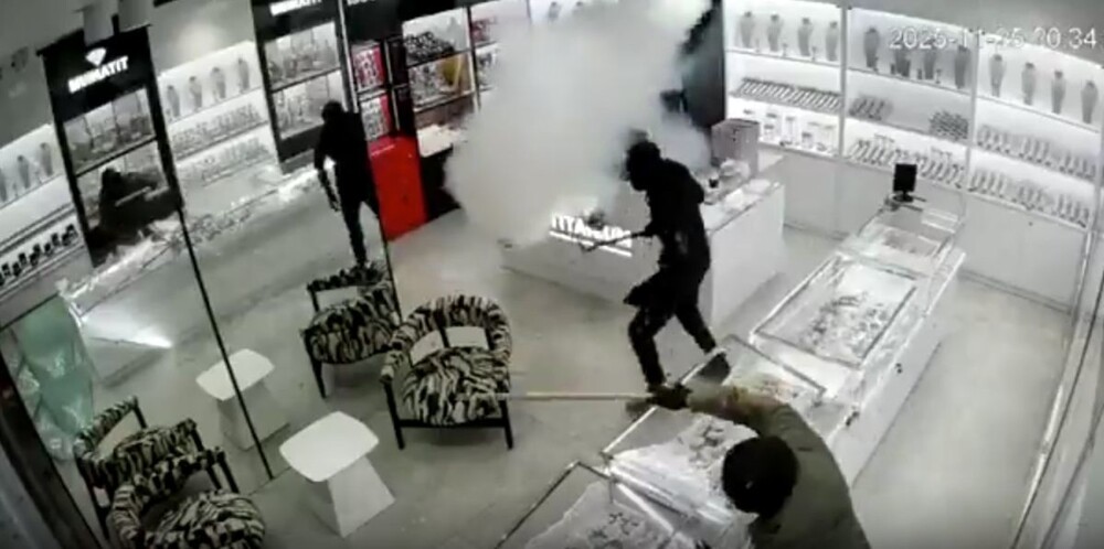 Дымовая ловушка: сотрудник ювелирного магазина сорвал попытку  ограбления