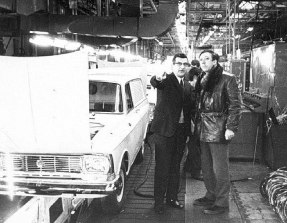 Юрий Никулин на экскурсии по заводу АЗЛК, 1971 год.