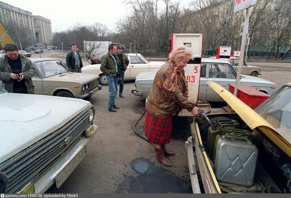 Думаю трэша хватит. Переходим к обычной жизни Москвы. АЗС на 1-й Фрунзенской улице в Хамовниках.