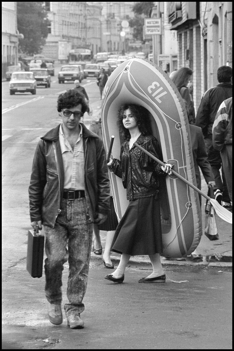 В одном из предыдущих выпусков у нас уже была девушка с мотоциклом "Ява", а сегодня будет девушка с лодкой на Сретенке.