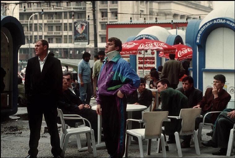 Уличное кафе около гостиницы "Интурист" и молодые люди весьма характерного вида. 