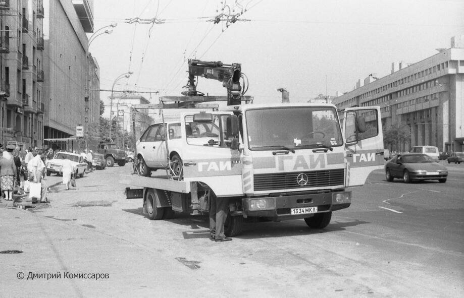 В столице робко проклёвываются первые попытки борьбы с неправильной парковкой.