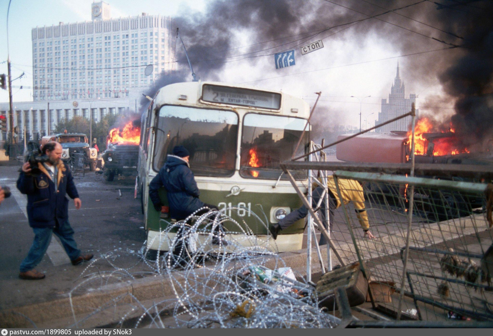 Спокойные улицы превращались в линию фронта: на площадях и перекрёстках появлялись заграждения, автобусы и троллейбусы ставили поперёк дорог
