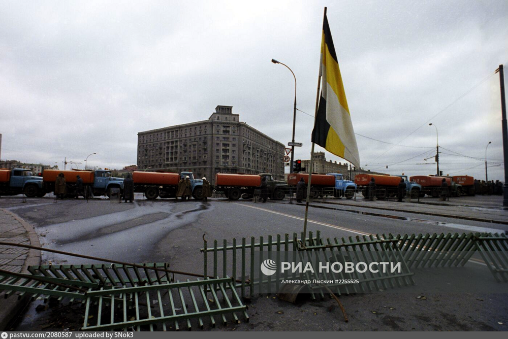 Это было время, когда Москва дышала тревогой: улицы перекрыты, на крышах – солдаты, а главные новости шли прямо из центра столицы. 