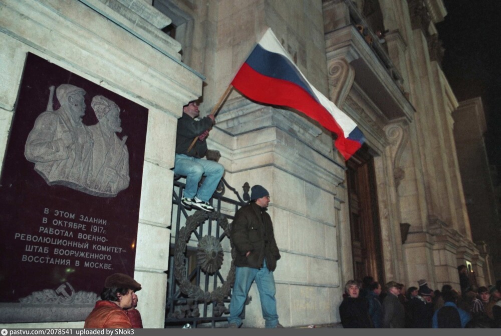 Демонстранты около здания мэрии Москвы.