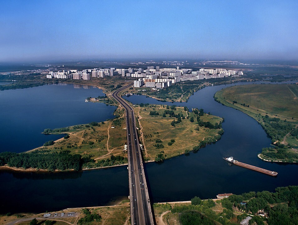 А теперь давайте полюбуемся на Строгино. ЖК "Алые Паруса" ещё не изменил виды до неузнаваемости.