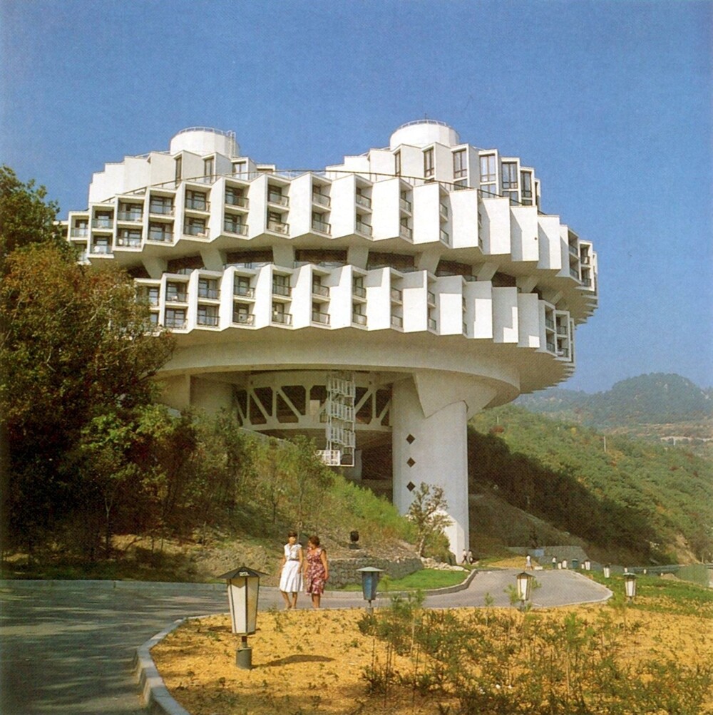 Настоящий шедевр крымской архитектуры - пансионат "Дружба" в Курпатах.