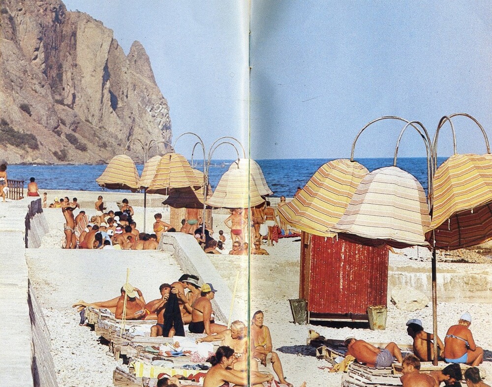 Милые зонтики на пляже в Курортном неподалёку от Планерского (современный Коктебель).