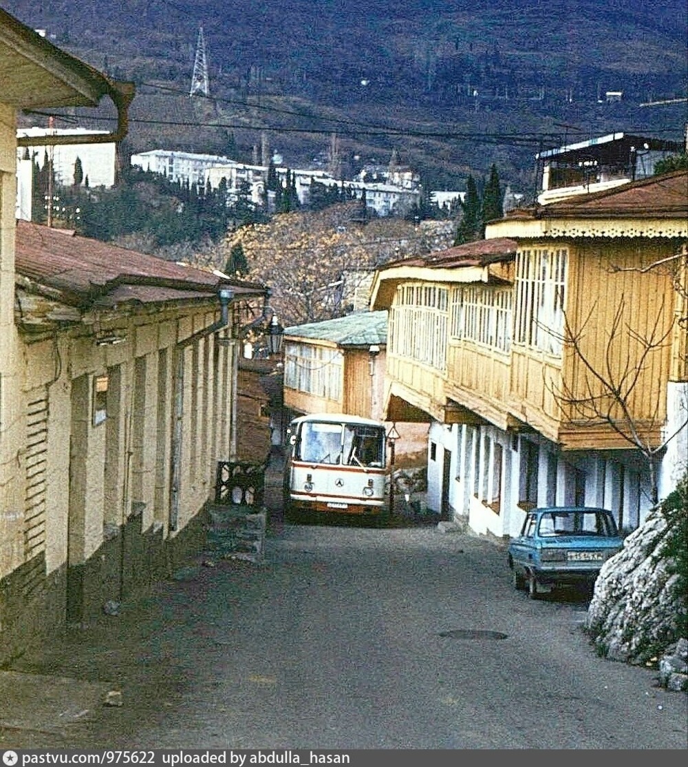 Переносимся в уютный Гурзуф. Автобус ЛАЗ-695Н пробирается по узкой Ленинградской улице.