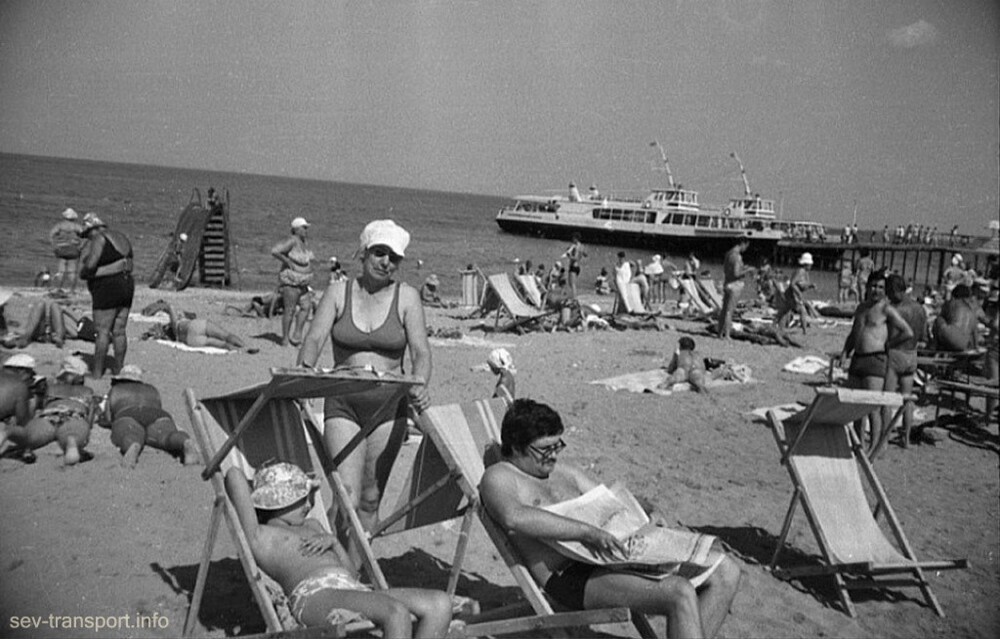 А таким был пляж Учкуевка на окраине Севастополя.