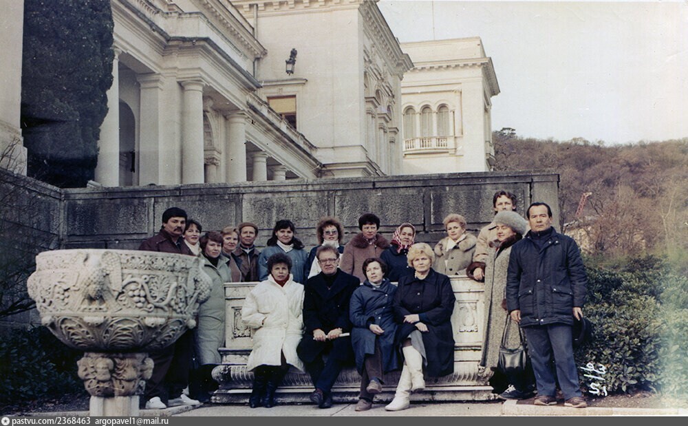Групповое фото на фоне Ливадийского дворца.