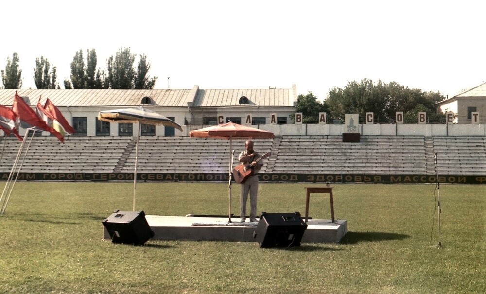 На стадионе "Чайка" в Севастополе выступает Александр Розенбаум. 